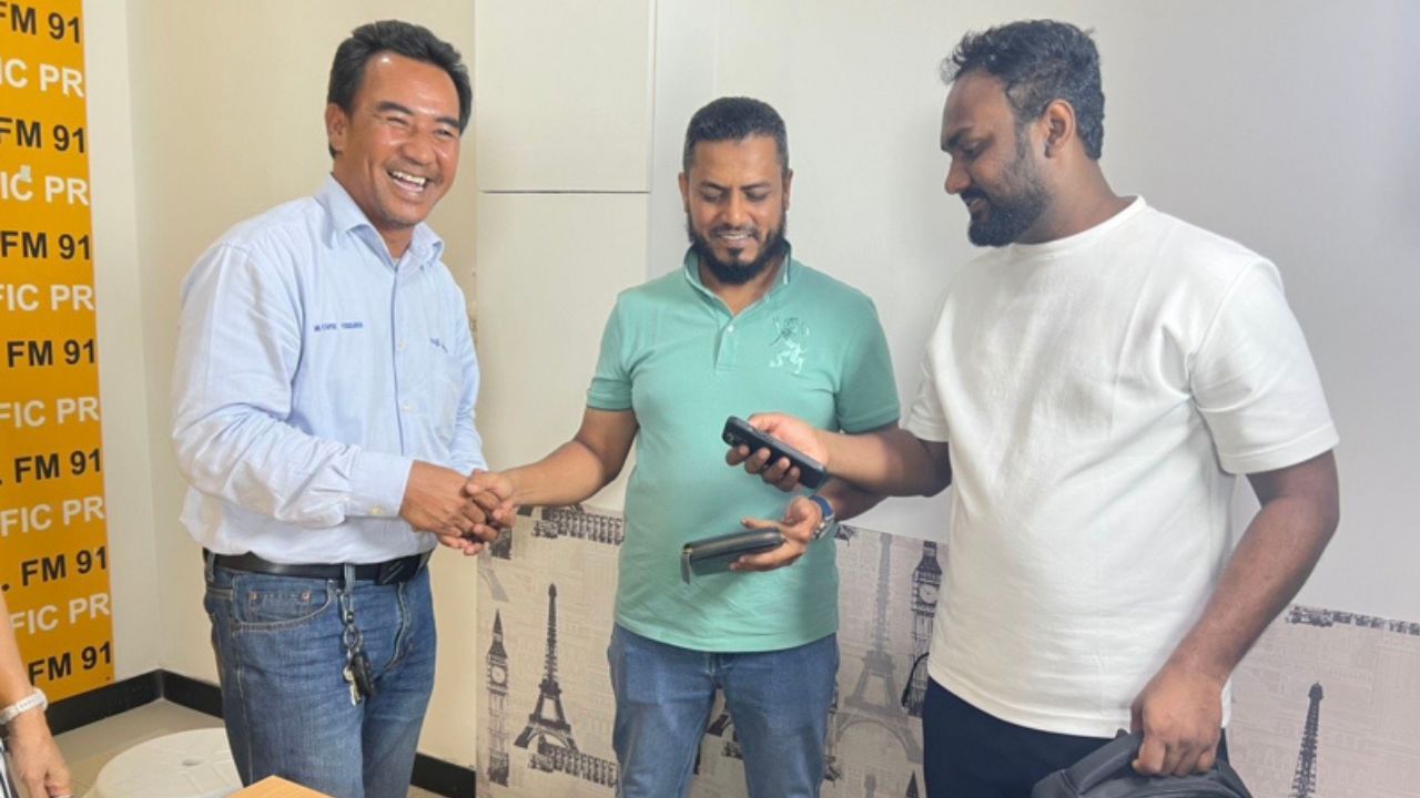 A Thai taxi driver returned over 300,000 baht in cash to two Sri Lankan tourists after finding their forgotten bag in Bangkok.