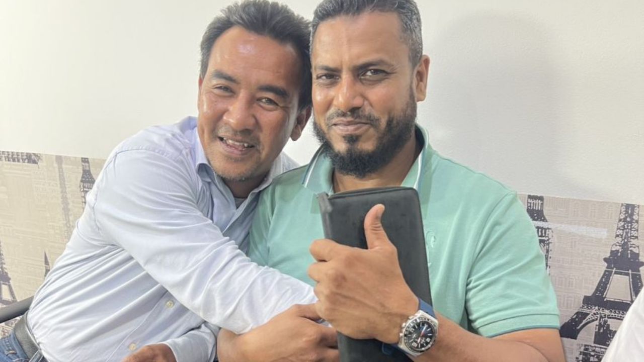 A Thai taxi driver returned over 300,000 baht in cash to two Sri Lankan tourists after finding their forgotten bag in Bangkok.