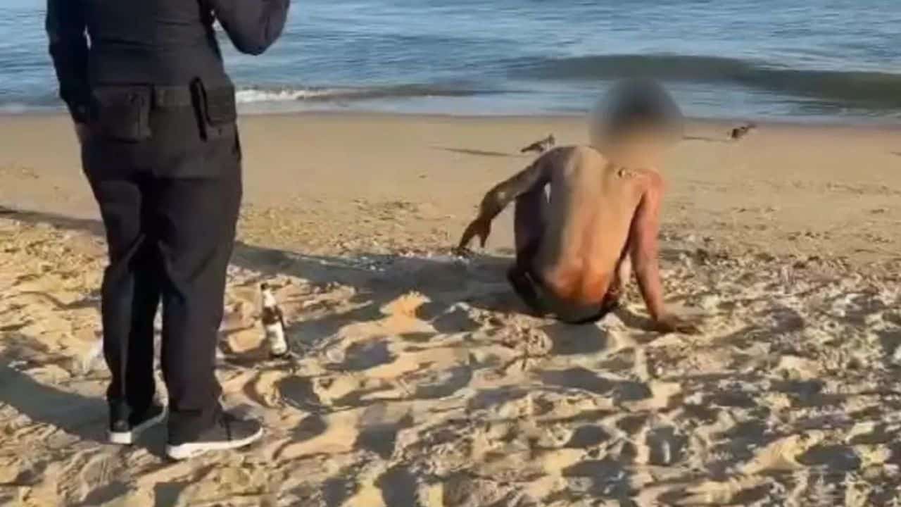 Police and city officials ordered a homeless man to leave Pattaya Beach after repeated complaints about indecent behaviour.